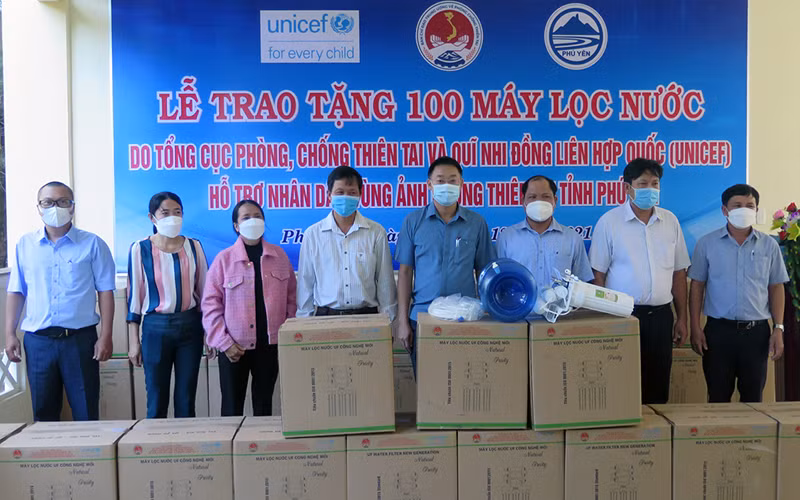 Phú Yên tiếp nhận máy lọc nước hỗ trợ người dân vùng lũ.