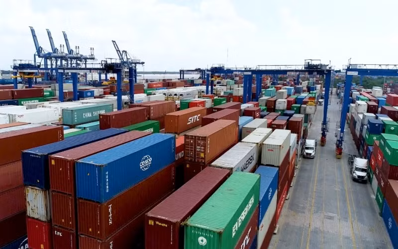 Các container hàng hóa tại cảng Cát Lái (TP Hồ Chí Minh).