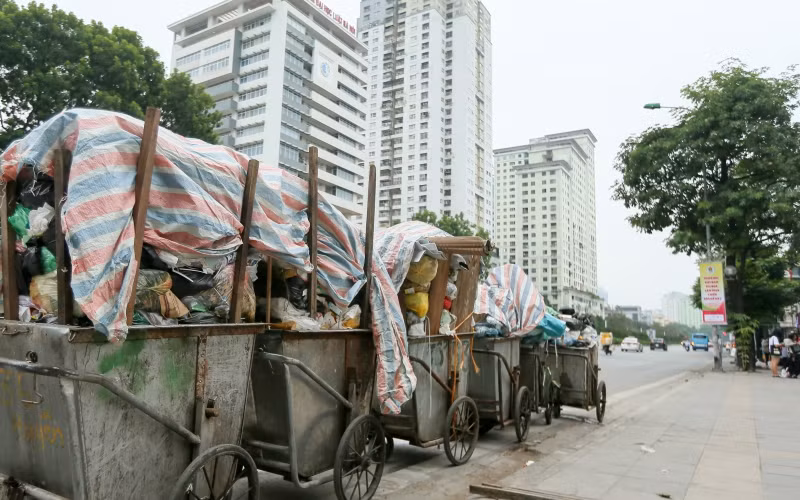Rác ùn ứ trên đường Nguyễn Chí Thanh, Hà Nội ngày 25-10. (Ảnh: Hà Nam)