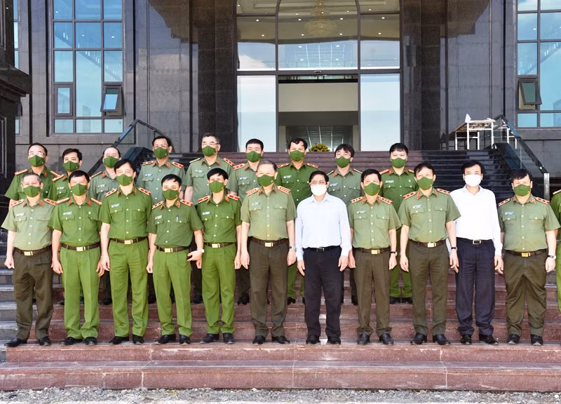 Xứng đáng là “Thanh bảo kiếm và lá chắn” cùng đồng bào, chiến sĩ cả nước ngăn chặn dịch Covid-19 và tội phạm -0