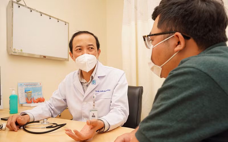 Bác sĩ tư vấn cho bệnh nhân béo phì. (Ảnh: M.T)