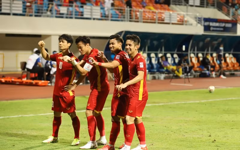 Các cầu thủ Đội tuyển Việt Nam vui mừng với bàn thắng ghi vào lưới Đội tuyển Malaysia. (Ảnh: Thế Vũ/TTXVN)