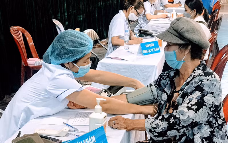 Các nhân viên y tế khám, tư vấn cho người dân trước khi tiêm vaccine phòng Covid-19.