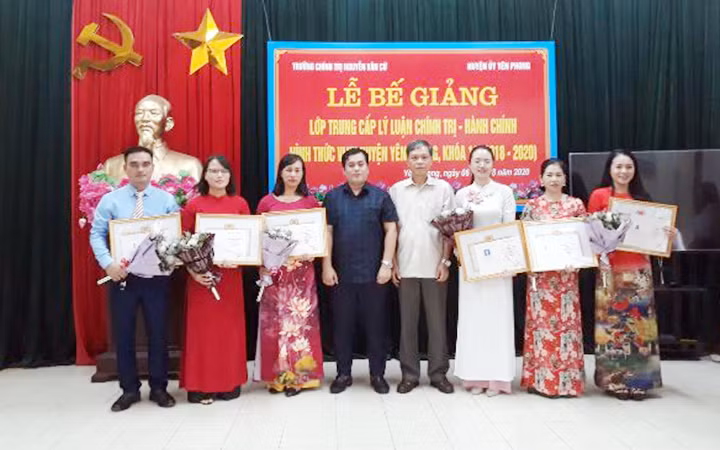 Lãnh đạo Trường Chính trị Nguyễn Văn Cừ trao bằng tốt nghiệp cho các học viên lớp Trung cấp lý luận - hành chính huyện Yên Phong. Ảnh: THẾ HÙNG