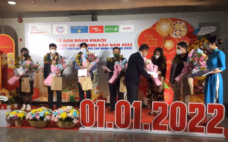 Đón các vị khách du lịch nội địa đầu tiên của năm 2022 -0