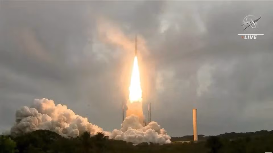 Tên lửa Ariane 5 của Pháp mang theo kính viễn vọng không gian James Webb của NASA được phóng thành công tối 25/12. (Ảnh cắt từ clip của NASA)