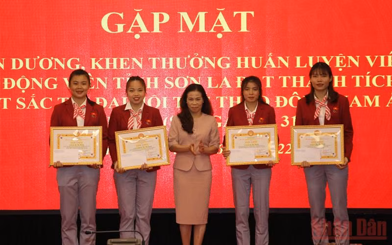 Hội Khuyến học tỉnh Sơn La tặng Giấy khen cho 4 vận động viên tham dự SEA Games 31.