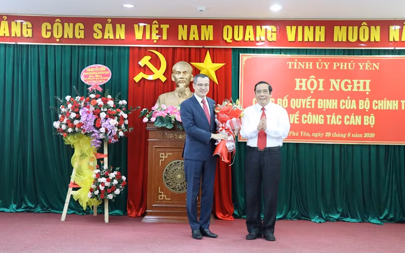 Đồng chí Nguyễn Thanh Bình, Ủy viên Trung ương Đảng, Phó Trưởng ban Thường trực Ban Tổ chức Trung ương trao quyết định chuẩn y của Bộ Chính trị cho đồng chí Bí thư Tỉnh ủy Phú Yên Phạm Đại Dương.