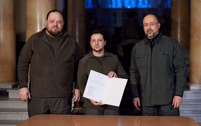 Ngày 28/2, Tổng thống Zelensky (giữa) thông báo ông đã chính thức đệ đơn của Ukraine xin gia nhập EU. (Ảnh: Văn phòng Báo chí của Tổng thống Ukraine)