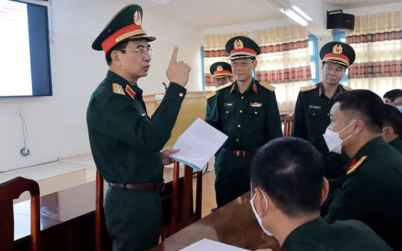 Đại tướng Phan Văn Giang trao đổi với giảng viên một số bộ môn về nội dung giảng dạy.