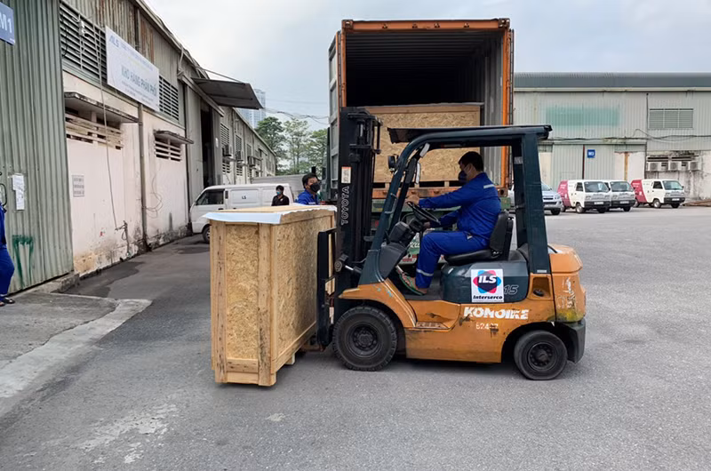 Vận chuyển thiết bị thu vé tự động xuống nhà ga.