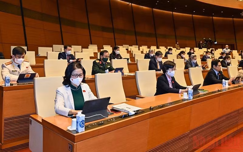 Đại biểu Quốc hội biểu quyết thông qua Nghị quyết về chính sách tài khóa, tiền tệ để hỗ trợ Chương trình phục hồi và phát triển kinh tế-xã hội. (Ảnh: Khoa Linh)