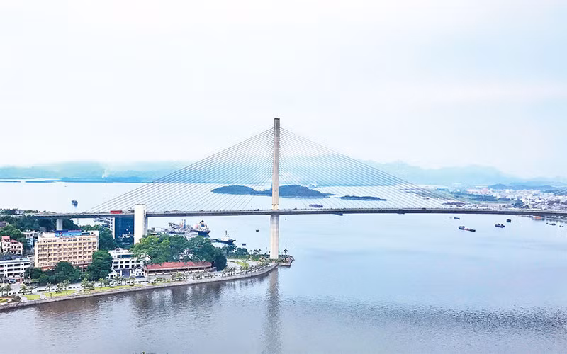 Một góc cầu Bãi Cháy, TP Hạ Long (Quảng Ninh).