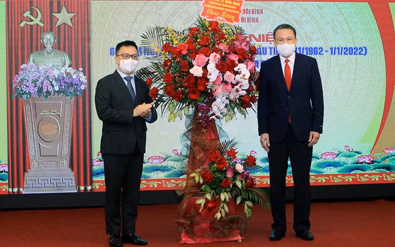 Đồng chí Lê Quốc Minh, Ủy viên Trung ương Đảng, Tổng Biên tập Báo Nhân Dân, Phó Trưởng Ban Tuyên giáo Trung ương, Chủ tịch Hội Nhà báo Việt Nam tặng lẵng hoa chúc mừng Báo Thái Bình nhân 60 năm ngày ra số đầu.