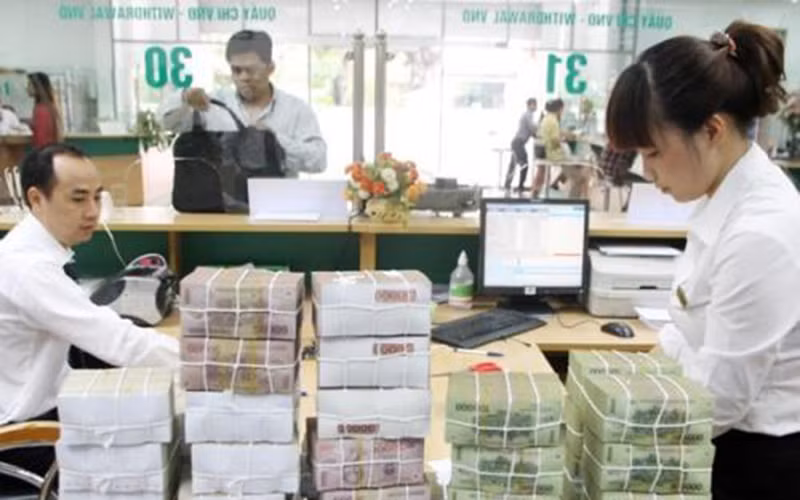 Cần hỗ trợ để người dân tiếp cận dịch vụ tài chính chính thống. Ảnh minh họa: TTXVN