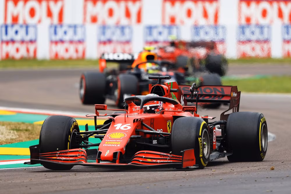 Max Verstappen soán ngôi ngoạn mục tại đường đua Imola -0