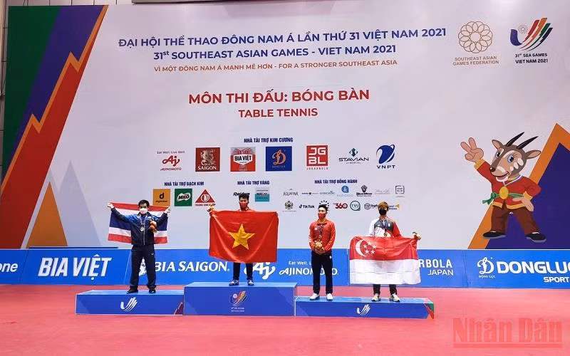 Nguyễn Đức Tuân nhận Huy chương Vàng nội dung đơn nam.