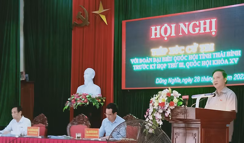 Phó Chủ tịch Quốc hội Nguyễn Khắc Định phát biểu tại buổi tiếp xúc cử tri tỉnh Thái Bình.