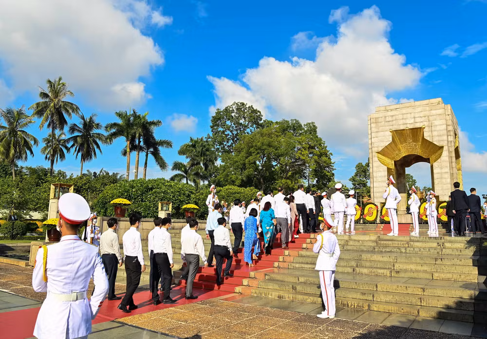 Lãnh đạo Đảng, Nhà nước dâng hương tưởng niệm các Anh hùng liệt sĩ -0