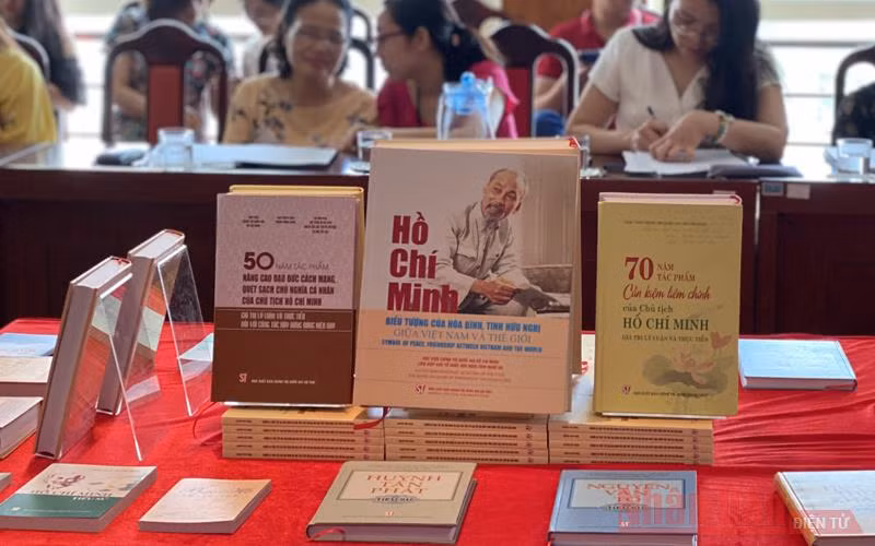 Trưng bày các ấn phẩm tiêu biểu về chủ đề Kỷ niệm 130 năm Ngày sinh Chủ tịch Hồ Chí Minh.