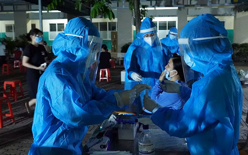 Xét nghiệm cho người dân trên địa bàn quận Bình Thạnh, TP Hồ Chí Minh.