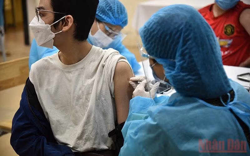 Tiêm vaccine cho học sinh PTTH tại Hà Nội. (Ảnh: MINH DUY)