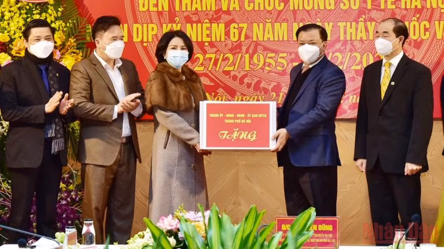 Đồng chí Đinh Tiến Dũng, Ủy viên Bộ Chính trị, Bí thư Thành ủy Hà Nội đến thăm, chúc mừng Sở Y tế Hà Nội.