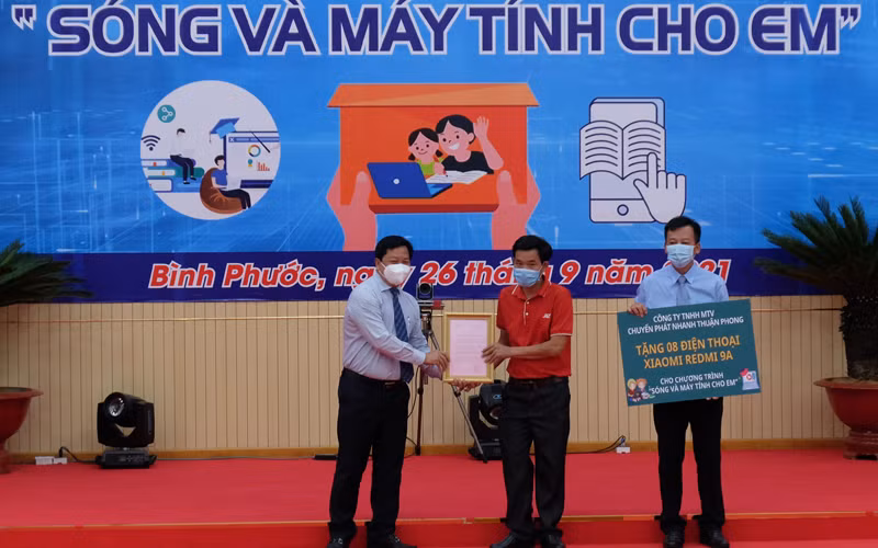Lãnh đạo tỉnh Bình Phước tiếp nhận nguồn ủng hộ chương trình “Sóng và máy tính cho em”.
