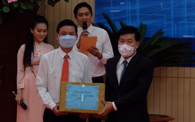 Bình Phước hỗ trợ gần 30 tỷ đồng cho chương trình “Sóng và máy tính cho em” -0