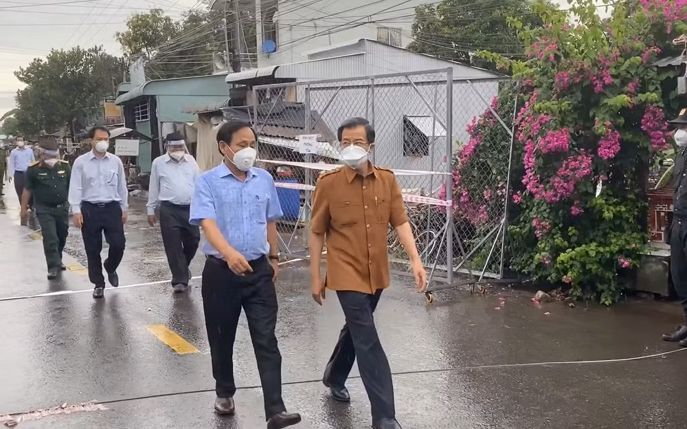 Đồng chí Lê Hồng Quang kiểm tra ổ dịch thị trấn Long Bình.