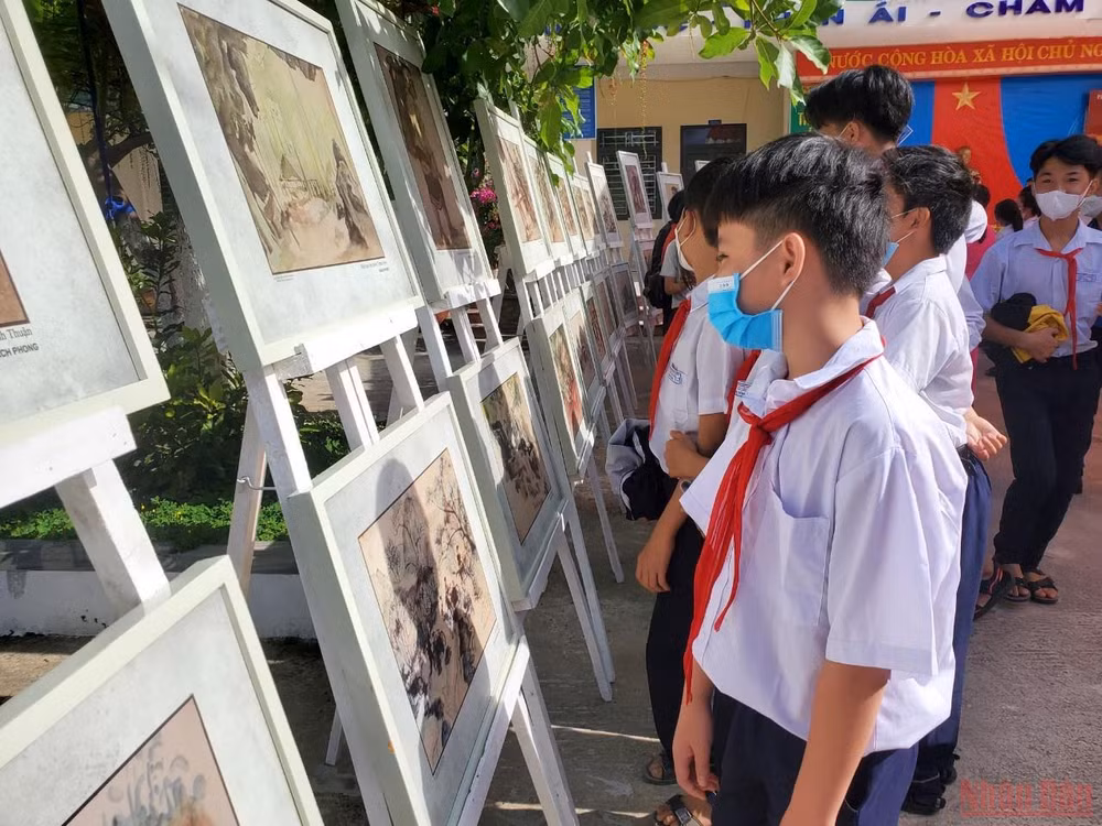 Triển lãm lưu động Ký họa chiến trường Khu V -0