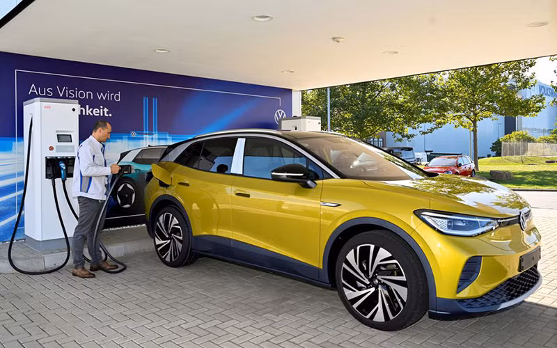 Nhân viên kỹ thuật làm việc tại dây chuyền sản xuất xe điện Volkswagen. (Ảnh: Reuters)