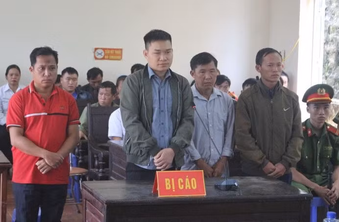 Các bị cáo (từ trái sang) Sùng A Páo, Lò Văn Thắm, Mùa A Sang, Sùng A Dì tại phiên tòa.