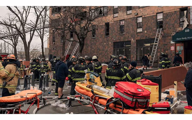 Lực lượng cứu hỏa làm việc tại hiện trường vụ hỏa hoạn. (Nguồn: CNN)