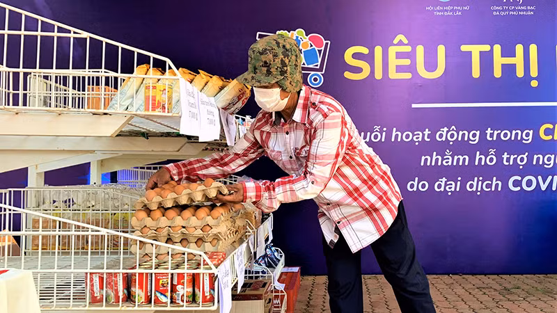 Một người nghèo chọn trứng gà tại Siêu thị mi ni không đồng.