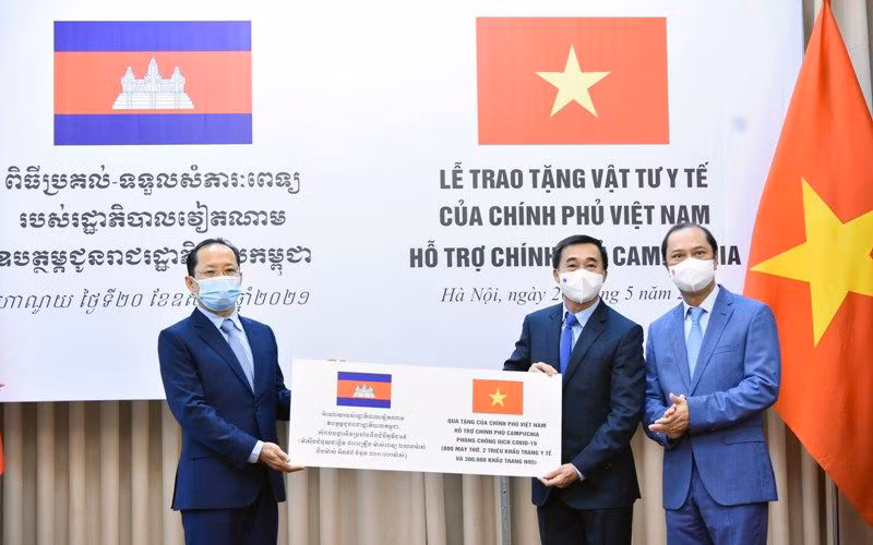 Việt Nam hỗ trợ Campuchia vật tư y tế ứng phó dịch Covid-19. Ảnh BỘ NGOẠI GIAO