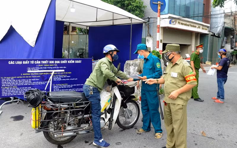 Lượng lượng chức năng kiểm soát người ra vào khu vực cửa khẩu phố Lãng Yên và đường Nguyễn Khoái, quận Hai Bà Trưng. (Ảnh: Đăng Khoa)