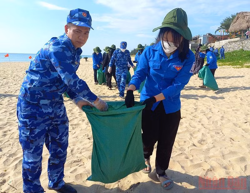 Tổ chức Chương trình “Cảnh sát biển đồng hành với ngư dân” tại Quảng Bình -0