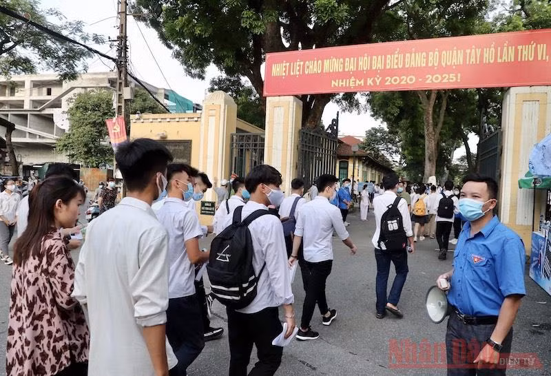 Thí sinh đến các Điểm thi (Ảnh: DUY LINH)