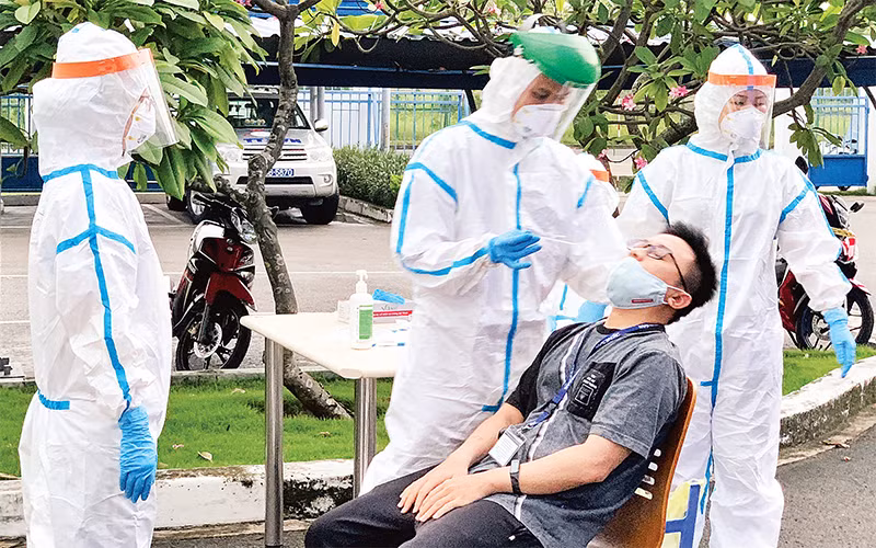 Xét nghiệm sàng lọc Covid-19 ngẫu nhiên cho lao động ở khu chế xuất Tân Thuận, Thành phố Hồ Chí Minh (Ảnh: THANH VŨ).