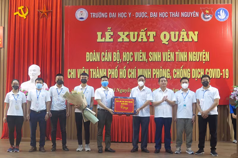 Lãnh đạo tỉnh Thái Nguyên tặng quà Đoàn cán bộ, học viên tình nguyện của Đại học Y - Dược Thái Nguyên lên đường vào TP Hồ Chí Minh chống dịch. 