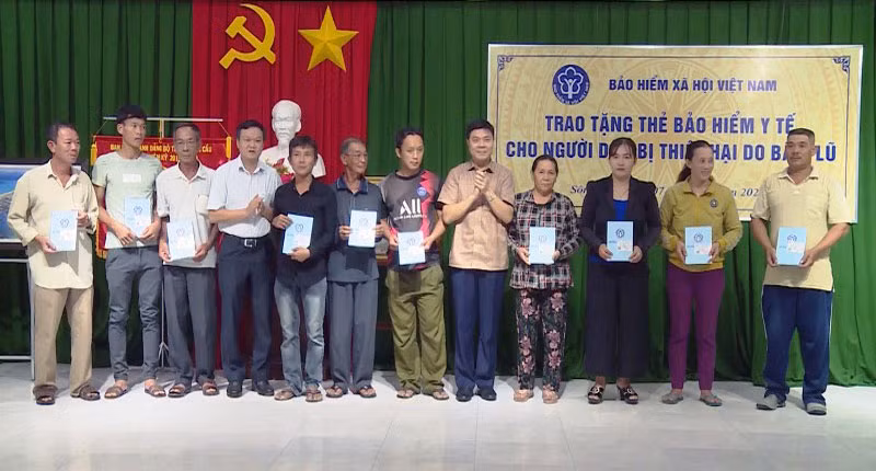 Tặng thẻ bảo hiểm y tế cho người dân thị xã Sông Cầu.
