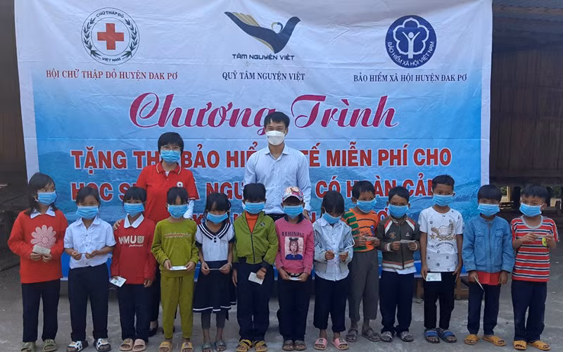 280 thẻ bảo hiểm y tế tặng đồng bào dân tộc thiểu số, người khó khăn ở Gia Lai