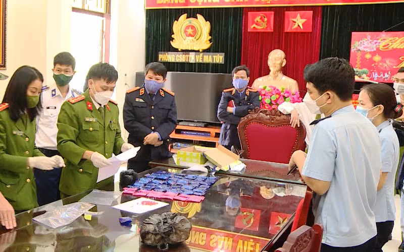 Đại diện các cơ quan chức năng kiểm tra tang vật vụ án.