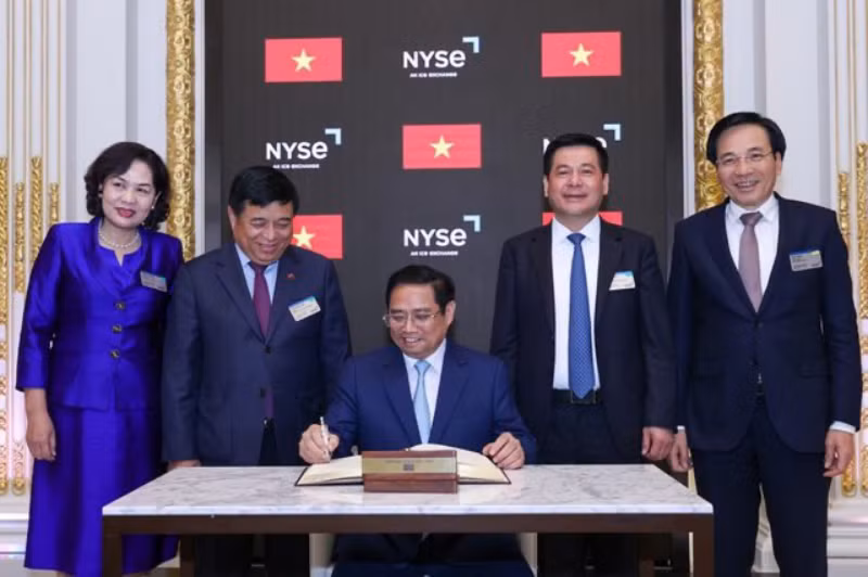  Thủ tướng ghi sổ lưu bút danh dự tại NYSE. (Ảnh: chinhphu.vn)