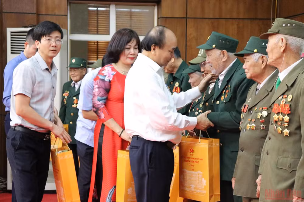 Chủ tịch nước Nguyễn Xuân Phúc tặng quà cựu chiến sĩ Điện Biên -0