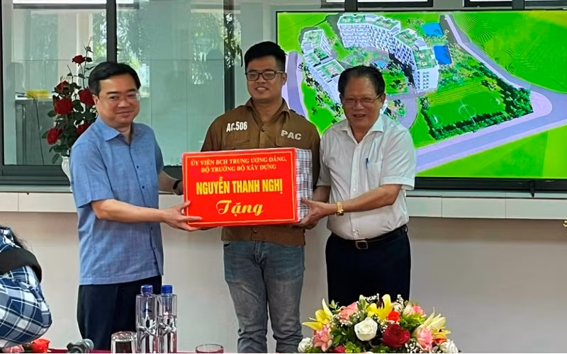 Bộ trưởng Xây dựng Nguyễn Thanh Nghị tặng quà cho công nhân Công ty TNHH MTV Hóa chất Đức Giang-Lào Cai.