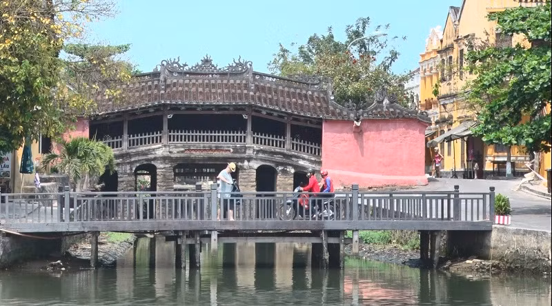 Chùa Cầu, điểm tham quan thu hút du khách trong và ngoài nước.