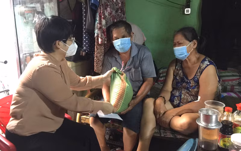 Quận 5 (TP Hồ Chí Minh) trao tiền hỗ trợ cho người lao động tự do trong tháng 7/2021.