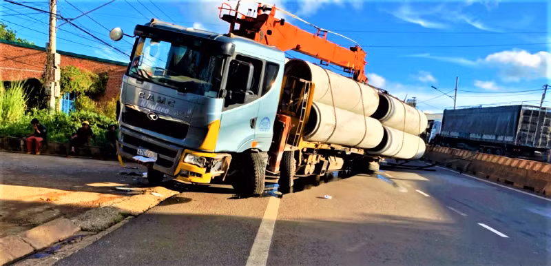 Xe cẩu đâm ô-tô, cày nát gần 200 m giải phân cách trên đường Hồ Chí Minh -0